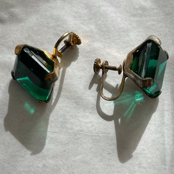 1950s emerald cut glass screw on gold tone earrings - Picture 3 of 11